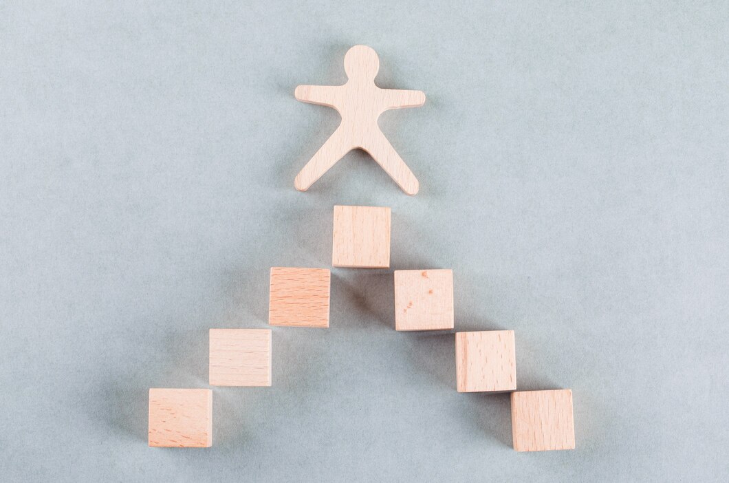 conceptual-negocio-exito-bloques-rectangulares-humanos-madera_176474-10572